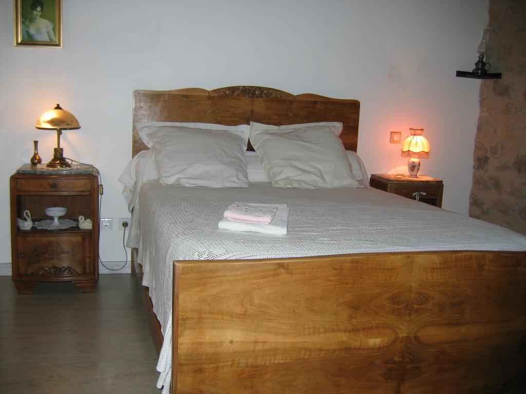 La Ferme Des Genets Bed and Breakfast Medeyrolles Esterno foto